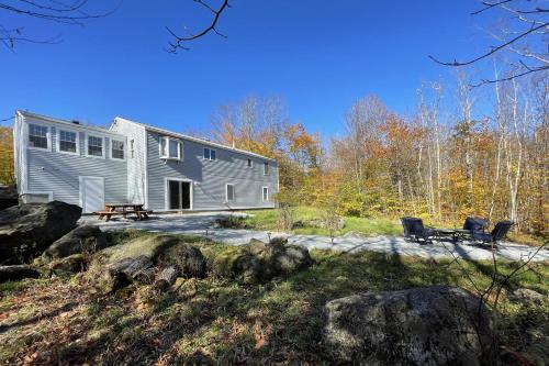 Spacious, Sunny Lake House! Close to ski trails. in 安特里姆 (NH)