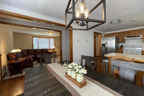 Spacious, Sunny Lake House! Close to ski trails. in 安特里姆 (NH)