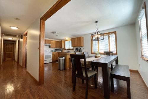 Spacious, Sunny Lake House! Close to ski trails. in 安特里姆 (NH)