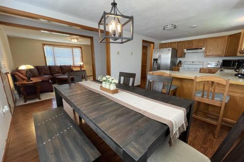 Spacious, Sunny Lake House! Close to ski trails.