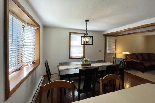 Spacious, Sunny Lake House! Close to ski trails.