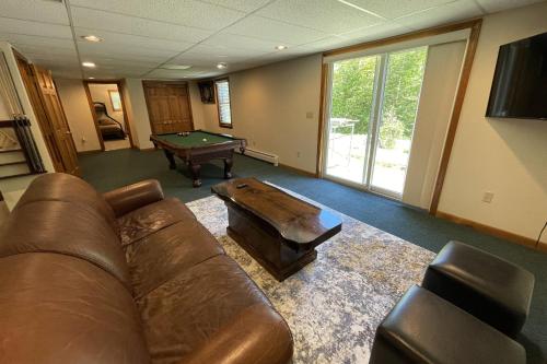Spacious, Sunny Lake House! Close to ski trails. in 安特里姆 (NH)