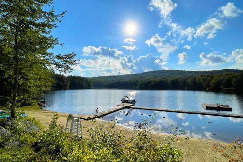 Spacious, Sunny Lake House! Close to ski trails.