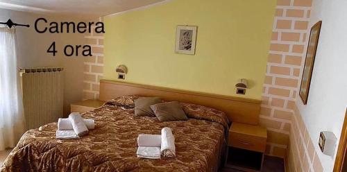 1 queen bed, 1 twin bed