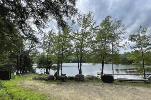 Spacious, Sunny Lake House! Close to ski trails.