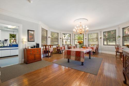 Facilities, DeBary Inn in Summit (NJ)