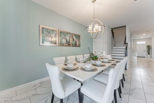 Luxury Villa 8 bd, 5 ba 15-20 mins to Disney, Private Pool, Spa in Champion Gate