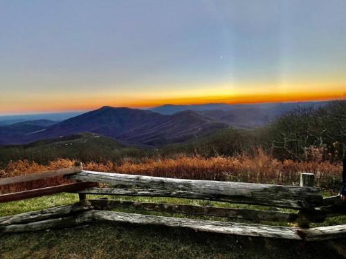 New! Luxury Mountain Top Retreat w/Carriage House