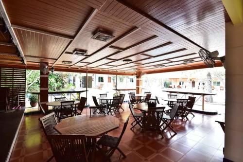 Restaurant, Ampan Resort & Apartment in Mabprachan Reservoir