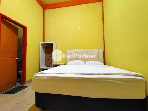 Hotel Hing Amimah Mitra RedDoorz - Tap to explore photos