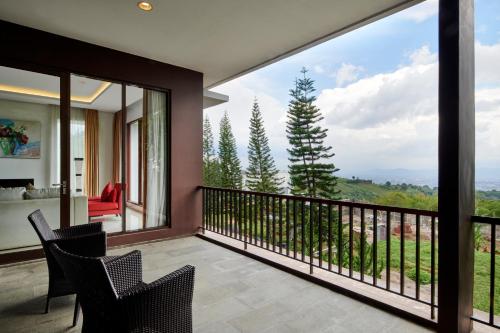 Balcony/terrace, Cemara Villa 4 bedroom with a private pool in Dago Atas