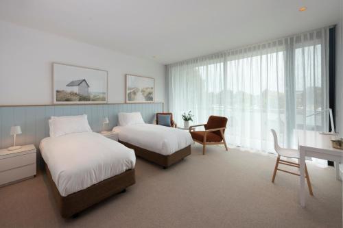 1 queen bed, 2 twin beds