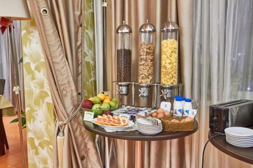 Pioneer Luxe Hotel - image 11