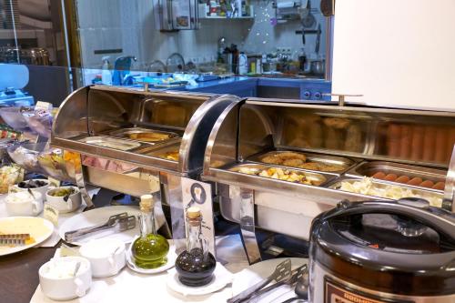 Pioneer Luxe Hotel - image 12