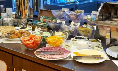 Pioneer Luxe Hotel - image 10