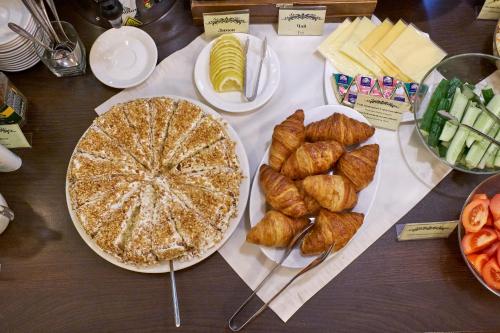 Pioneer Luxe Hotel - image 12