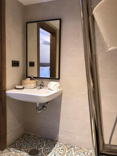 Hotel Boutique Casa del Comendador - Tap to explore photos