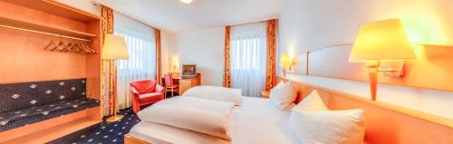 1 king bed, 1 twin bed