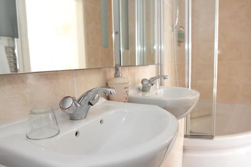 Thistle Hotel - image 6