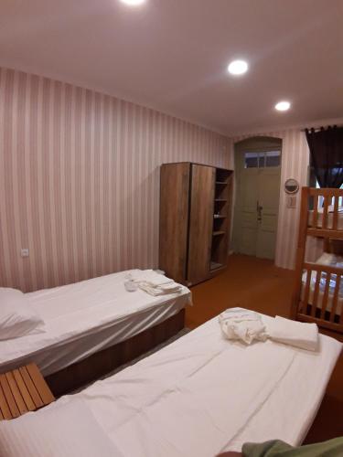 2 twin beds, 1 bunk bed
