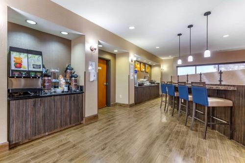 Comfort Suites Hobbs - image 2