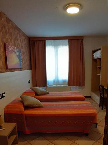 2 twin beds