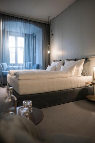 Medium Double Room with Golden Roof View image 8