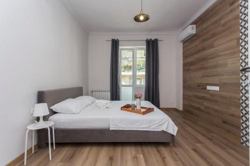 Sunny and Modern 1BDR Apartment in the Center - image 3
