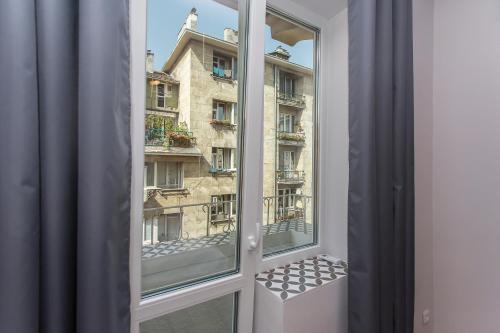 Sunny and Modern 1BDR Apartment in the Center - image 4