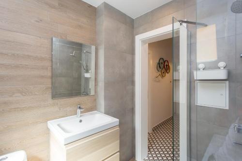 Sunny and Modern 1BDR Apartment in the Center - image 5