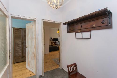 Colorful 2BDR Apartment in the City Center - image 3
