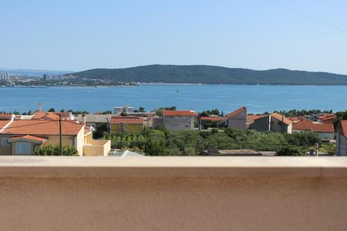 Apartment in Kastel Sucurac with sea view, balcony, air conditioning, WiFi 570-3 – khách sạn tại Kastel Sucurac