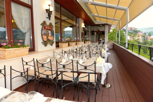 Yantra Grand Hotel - image 4