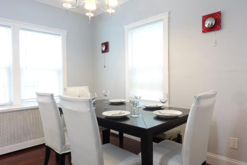 Best Home To Visit NYC+Hot Tub+EWR Airport+Free Parking in Hillside, USA