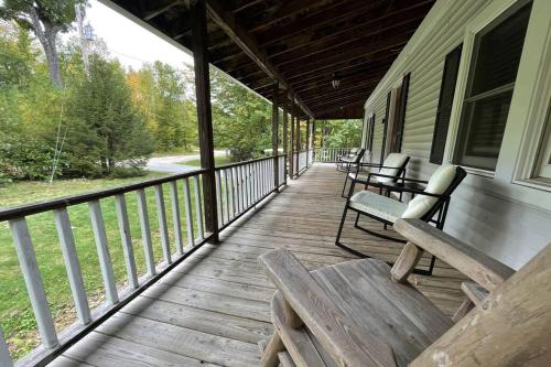 Rustic Updated Cozy Lake House! Close to skiing! - Deering, NH