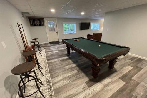 Rustic Updated Cozy Lake House! Close to skiing! in Windsor, USA