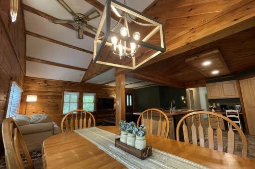 Rustic Updated Cozy Lake House! Close to skiing! in 安特里姆 (NH)