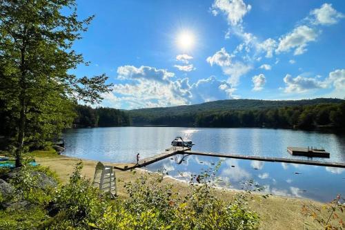 Rustic Updated Cozy Lake House! Close to skiing!