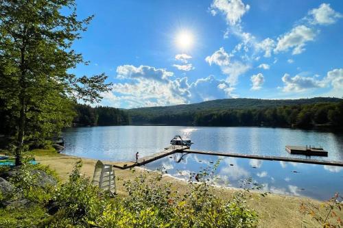 Rustic Updated Cozy Lake House! Close to skiing! in 安特里姆 (NH)