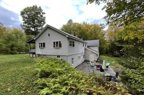 Rustic Updated Cozy Lake House! Close to skiing!