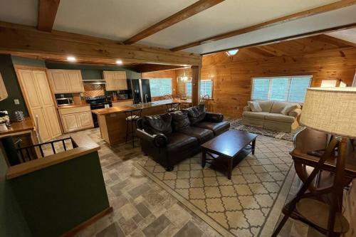 Rustic Updated Cozy Lake House! Close to skiing! in 安特里姆 (NH)