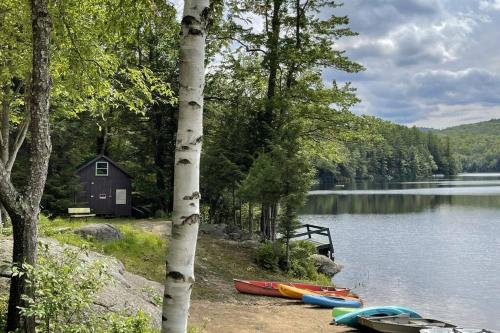 Rustic Updated Cozy Lake House! Close to skiing!