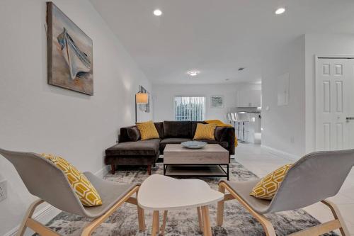 Design District! Gated 6 Bed 4 Bath Home w/parking 415/417