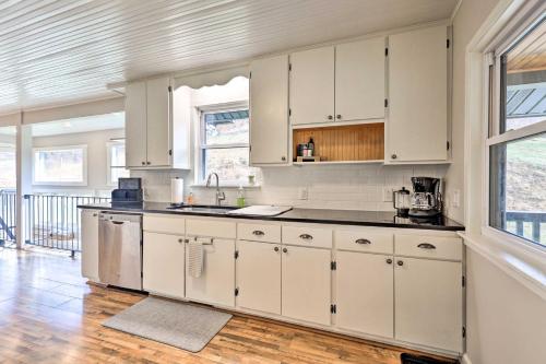 Stylish Vilas Hideaway Hike, Ski and Explore! in Sugar Grove (NC)