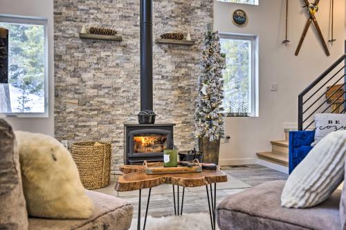 Modern Mtn Cabin Less Than 2 Mi to St Marys Glacier in Idaho Springs, USA