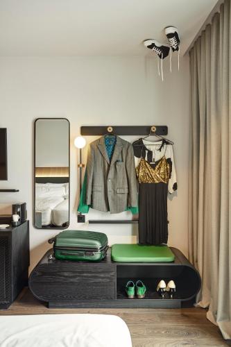 room detail thumbnail 1