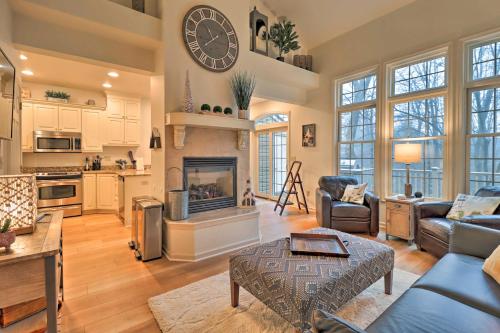 Poconos Townhome - Walk to Big Boulder Lake! in Lake Harmony, USA