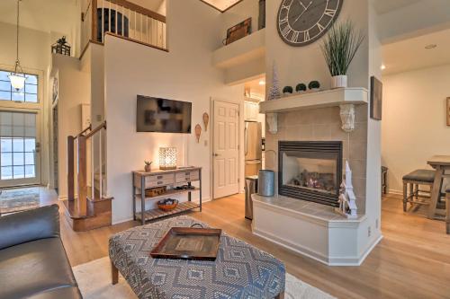 Poconos Townhome - Walk to Big Boulder Lake! in Lake Harmony, USA