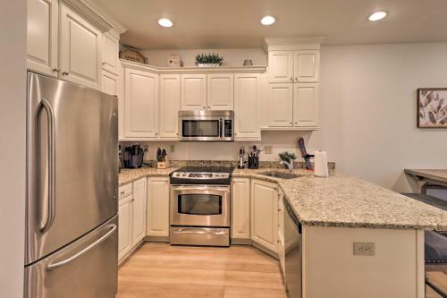 Poconos Townhome - Walk to Big Boulder Lake! in Lake Harmony, USA