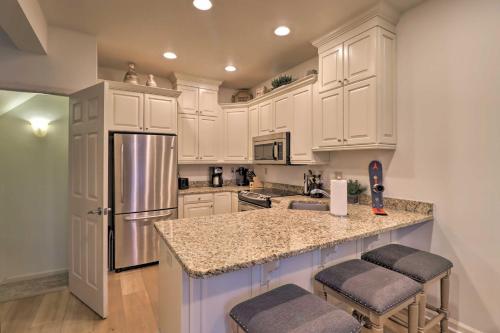 Poconos Townhome - Walk to Big Boulder Lake! in Lake Harmony, USA